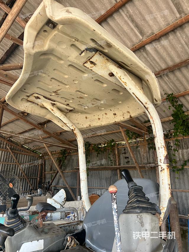 駕駛室頂部(整機(jī)外觀) 駕駛室頂部(整機(jī)外觀)
