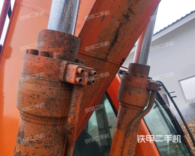 鏟斗右后整體(工作和回轉(zhuǎn)裝置) 鏟斗右后整體(工作和回轉(zhuǎn)裝置)