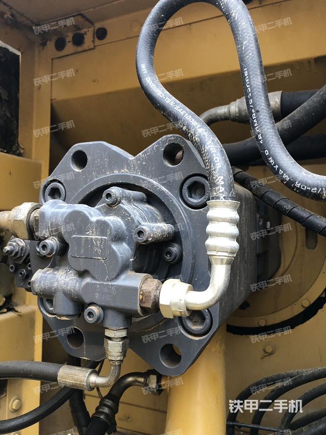 液压泵舱室正面整体（整机外观）