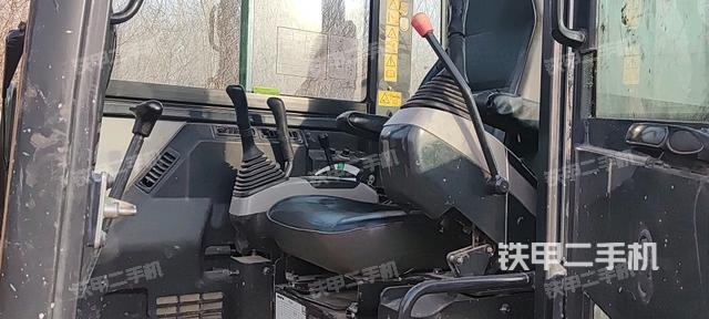 駕駛室整體(整機外觀) 駕駛室整體(整機外觀)