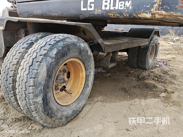 單側(cè)履帶整體(整機外觀) 單側(cè)履帶整體(整機外觀)