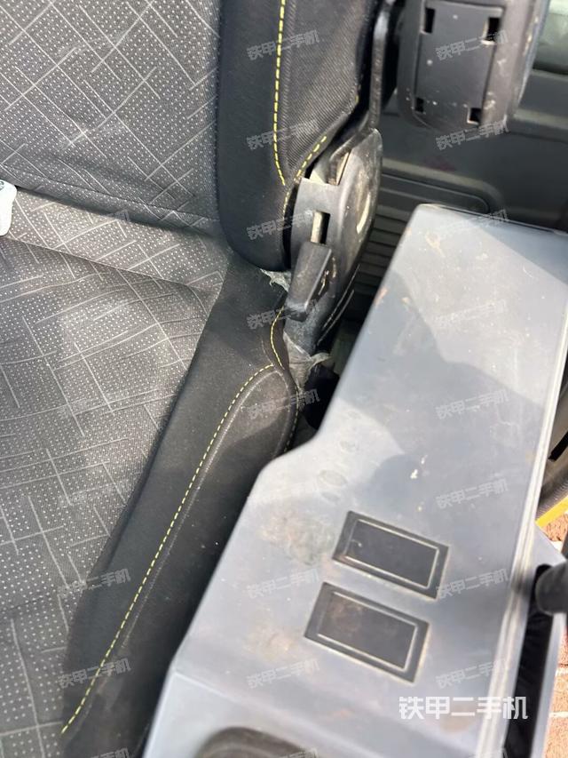 行走控制手柄和踏板?俯拍（駕駛室部分）