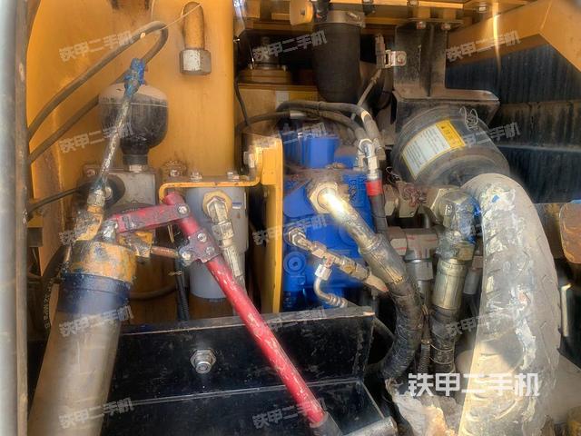 回轉(zhuǎn)馬達(dá)和主控閥（整機(jī)外觀）