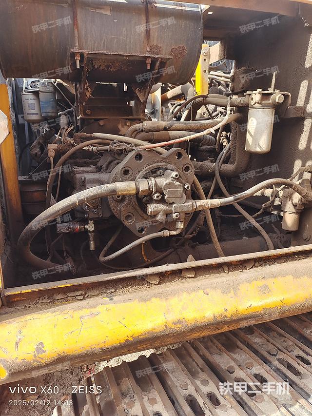 液壓泵艙室正面整體（整機外觀）