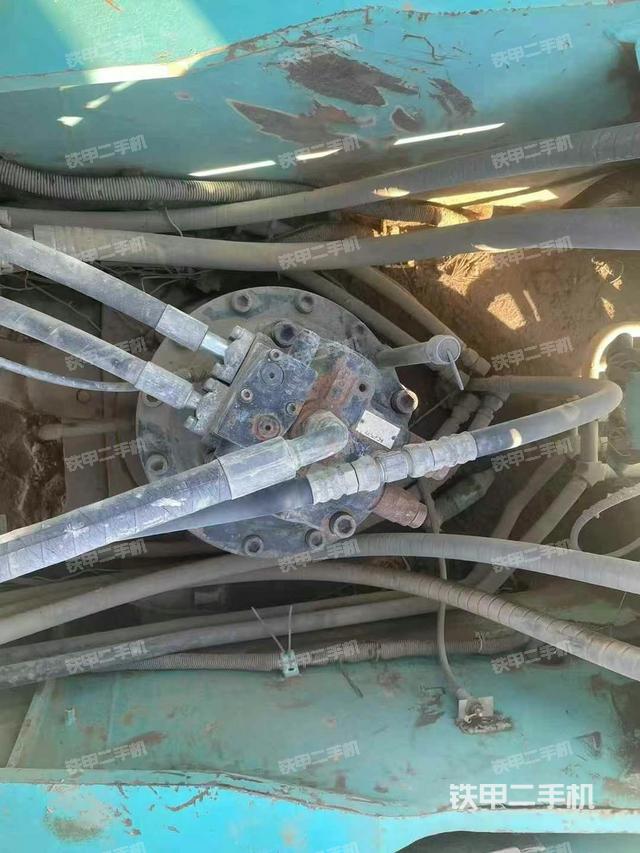 回转马达和主控阀（整机外观）