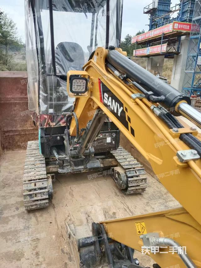 回转马达和主控阀（整机外观）