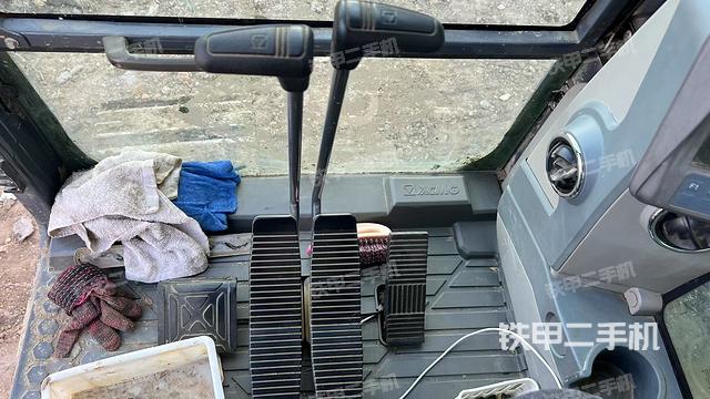 行走控制手柄和踏板?俯拍（駕駛室部分）