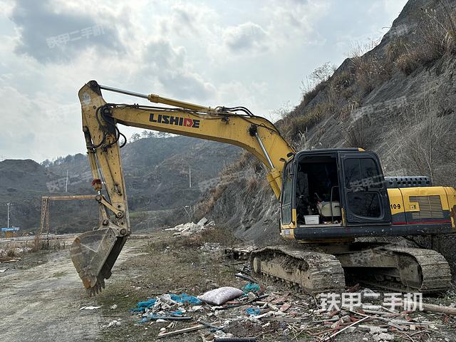 單側(cè)履帶整體(整機(jī)外觀) 單側(cè)履帶整體(整機(jī)外觀)