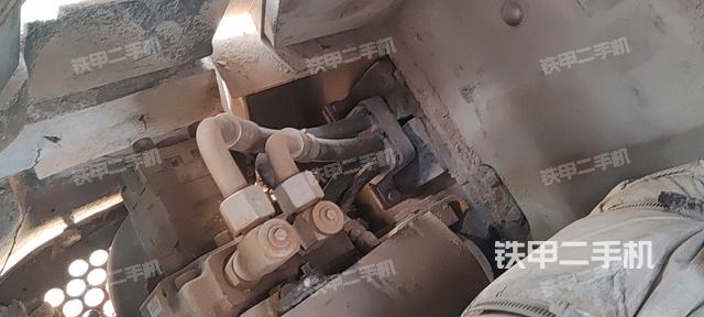 液壓泵艙室正面整體(整機外觀) 液壓泵艙室正面整體(整機外觀)