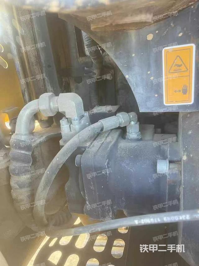 液壓泵艙室正面整體(整機外觀) 液壓泵艙室正面整體(整機外觀)