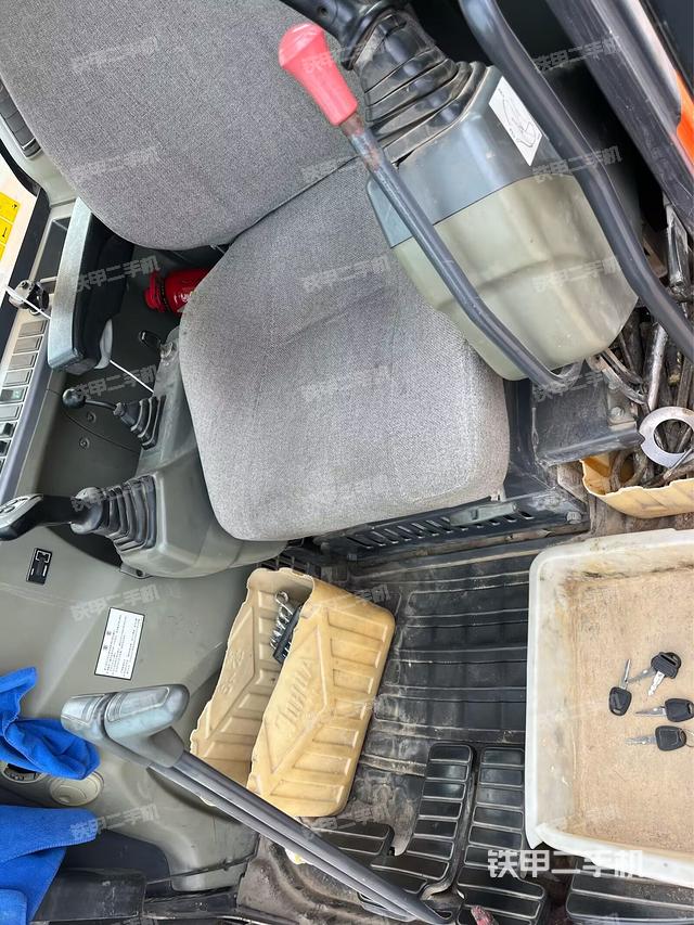 駕駛室整體(整機(jī)外觀) 駕駛室整體(整機(jī)外觀)