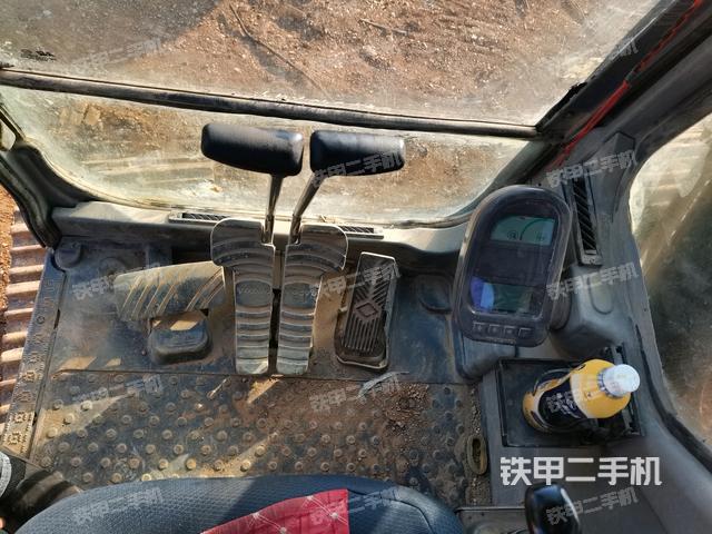 行走控制手柄和踏板?俯拍（駕駛室部分）