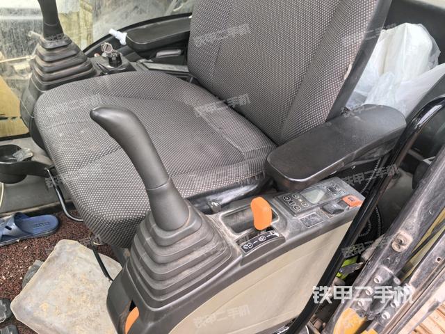 座椅右側(cè)控制臺/鑰匙門/油門/含右手柄(駕駛室部分) 座椅右側(cè)控制臺/鑰匙門/油門/含右手柄(駕駛室部分)