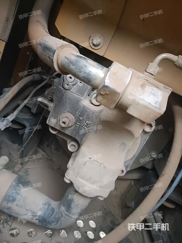 液壓泵艙室正面整體(整機外觀) 液壓泵艙室正面整體(整機外觀)