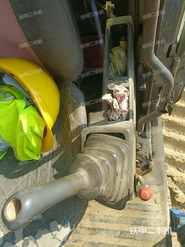 座椅左側(cè)控制臺/音響/含左手柄(駕駛室部分) 座椅左側(cè)控制臺/音響/含左手柄(駕駛室部分)