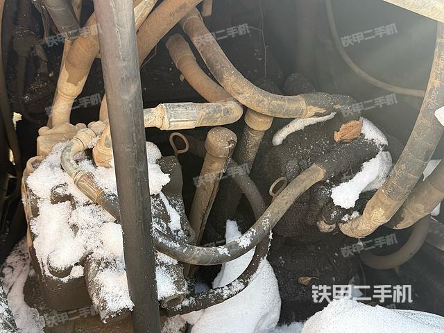 回轉(zhuǎn)馬達(dá)和主控閥(整機(jī)外觀) 回轉(zhuǎn)馬達(dá)和主控閥(整機(jī)外觀)