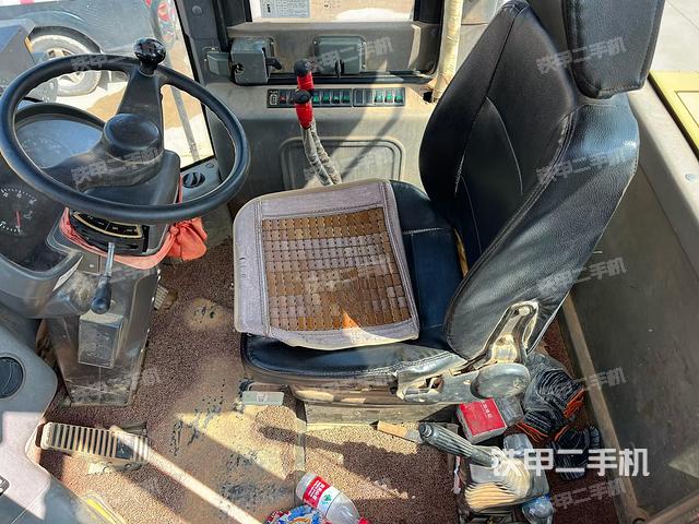 駕駛室工作臺(tái)(整機(jī)外觀及大件) 駕駛室工作臺(tái)(整機(jī)外觀及大件)