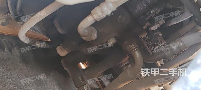 回轉(zhuǎn)馬達和主控閥(整機外觀) 回轉(zhuǎn)馬達和主控閥(整機外觀)