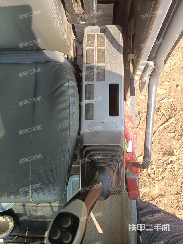 座椅右側(cè)控制臺/鑰匙門/油門/含右手柄（駕駛室部分）