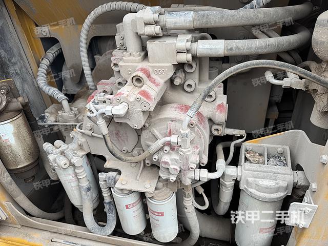 液压泵舱室正面整体（整机外观）