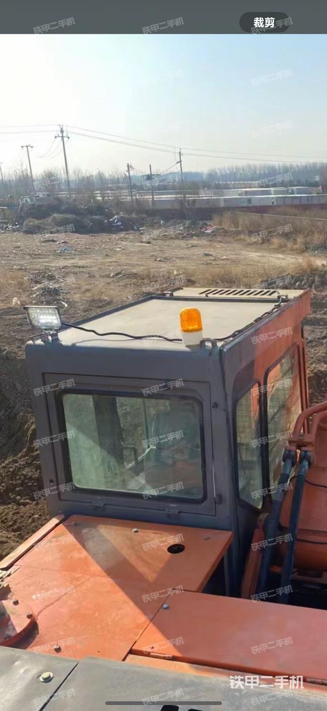 駕駛室頂部(整機(jī)外觀) 駕駛室頂部(整機(jī)外觀)