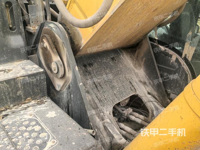鏟斗右后整體(工作和回轉(zhuǎn)裝置) 鏟斗右后整體(工作和回轉(zhuǎn)裝置)