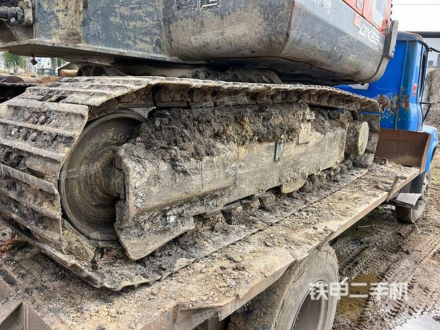 單側(cè)履帶整體(整機(jī)外觀) 單側(cè)履帶整體(整機(jī)外觀)