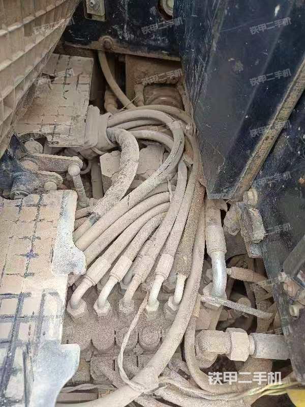 回轉(zhuǎn)馬達(dá)和主控閥（整機(jī)外觀）