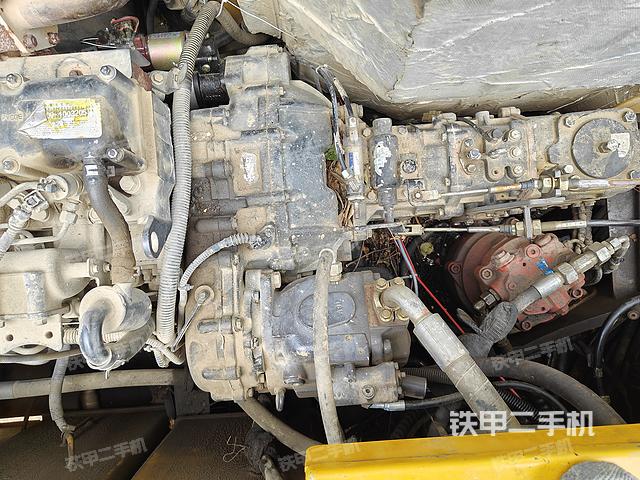 液压泵舱室正面整体（整机外观）