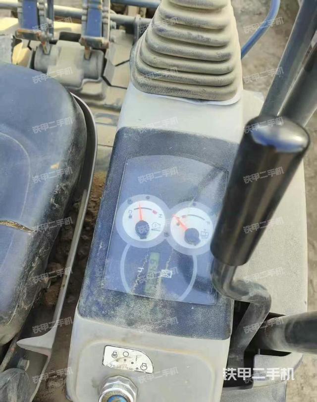 駕駛室頂部(整機(jī)外觀) 駕駛室頂部(整機(jī)外觀)