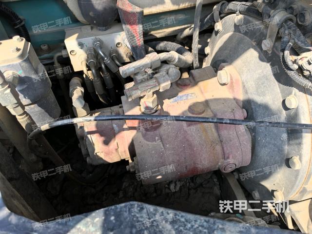 液壓泵艙室正面整體（整機外觀）