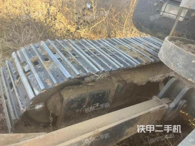 回轉馬達和主控閥(整機外觀) 回轉馬達和主控閥(整機外觀)