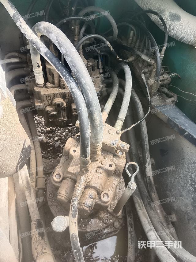 回转马达和主控阀（整机外观）