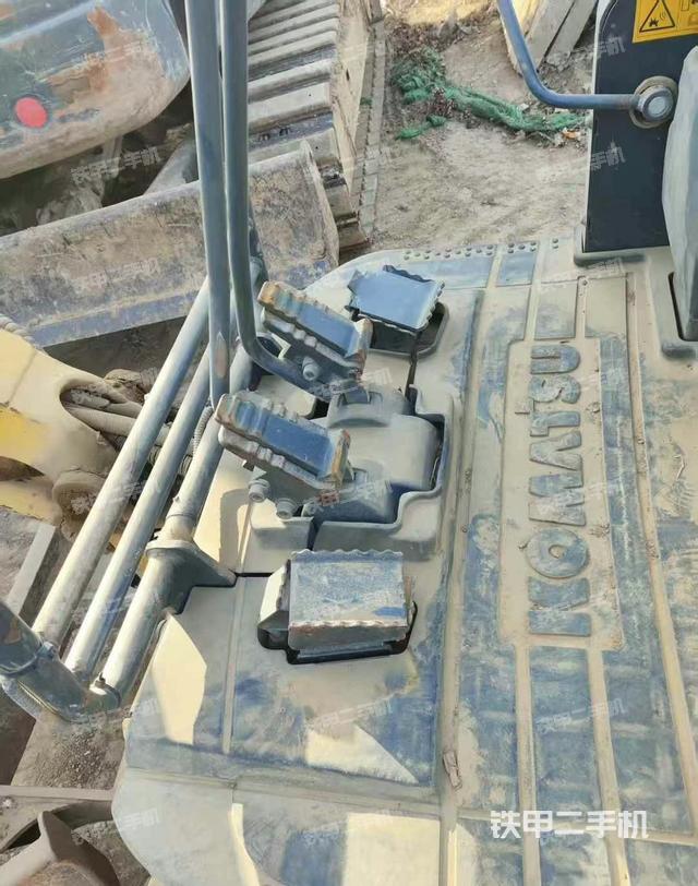 駕駛室整體(整機(jī)外觀) 駕駛室整體(整機(jī)外觀)