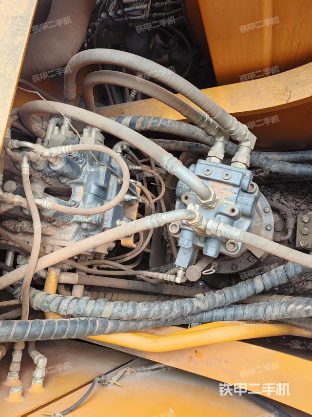 回转马达和主控阀（整机外观）