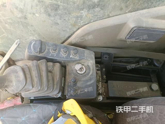 座椅右側(cè)控制臺/鑰匙門/油門/含右手柄(駕駛室部分) 座椅右側(cè)控制臺/鑰匙門/油門/含右手柄(駕駛室部分)