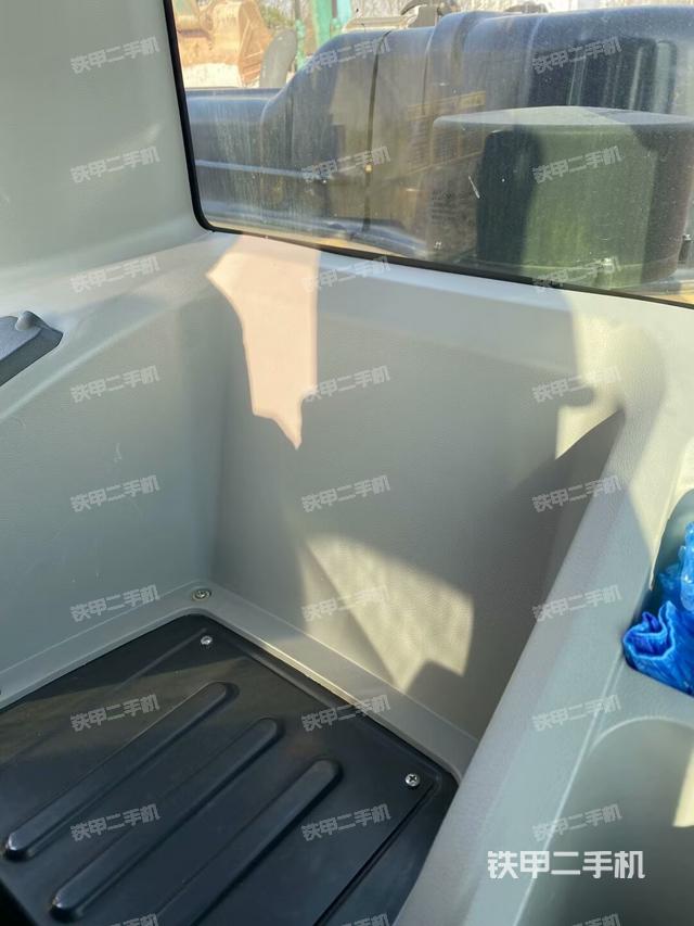 行走控制手柄和踏板?俯拍（駕駛室部分）