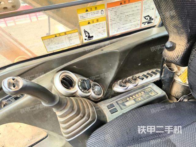 行走控制手柄和踏板?俯拍（駕駛室部分）