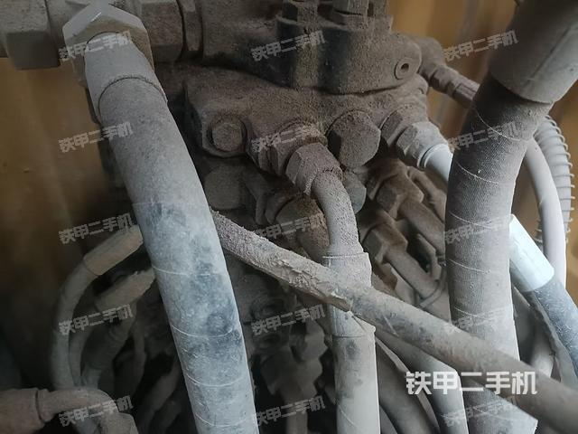 回轉馬達和主控閥(整機外觀) 回轉馬達和主控閥(整機外觀)