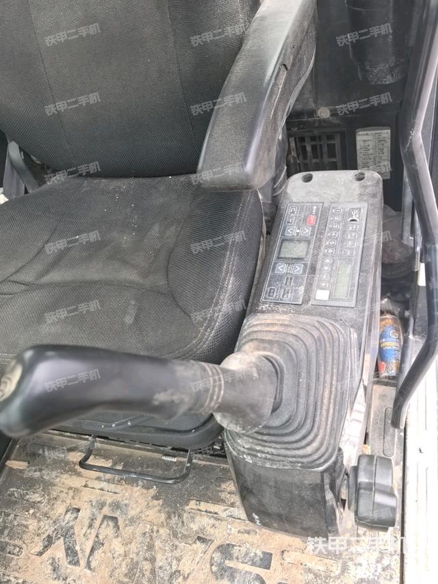 行走控制手柄和踏板?俯拍(駕駛室部分) 行走控制手柄和踏板?俯拍(駕駛室部分)