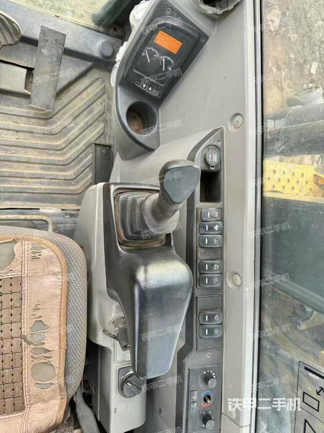 驾驶室顶部（整机外观）