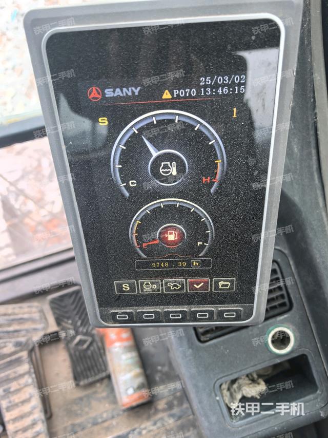 駕駛室左前45度(駕駛室部分) 駕駛室左前45度(駕駛室部分)