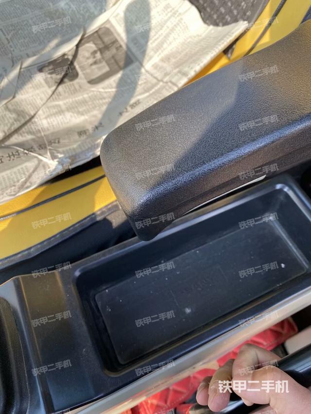 座椅右側(cè)控制臺(tái)/鑰匙門/油門/含右手柄（駕駛室部分）