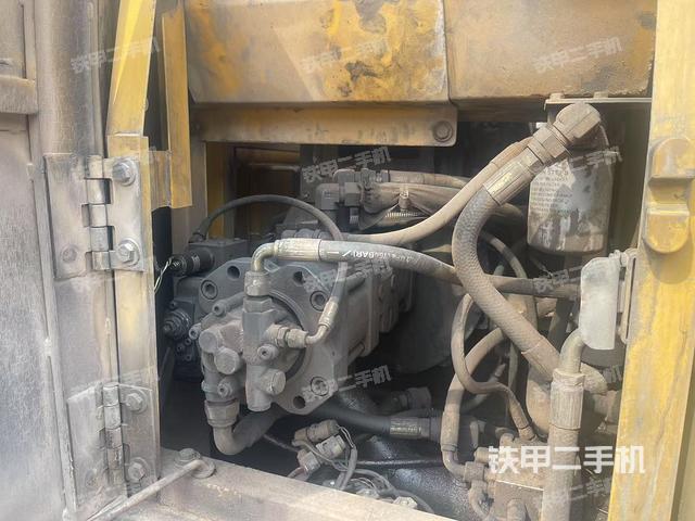 液壓泵艙室正面整體(整機外觀) 液壓泵艙室正面整體(整機外觀)