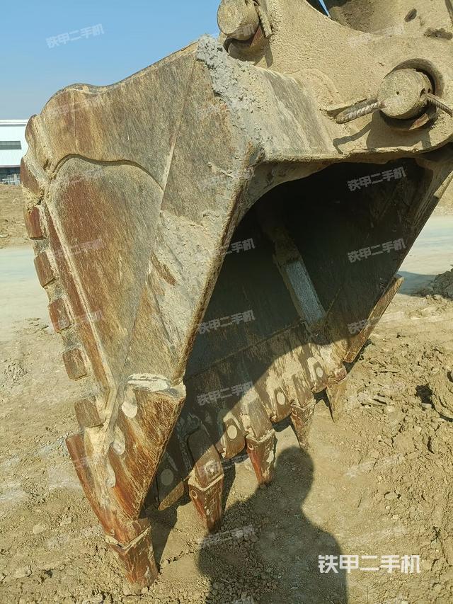 鏟斗右后整體(工作和回轉(zhuǎn)裝置) 鏟斗右后整體(工作和回轉(zhuǎn)裝置)