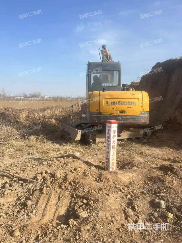 駕駛室頂部(整機外觀) 駕駛室頂部(整機外觀)