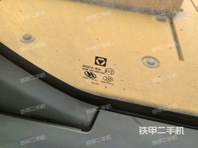 行走控制手柄和踏板?俯拍（駕駛室部分）