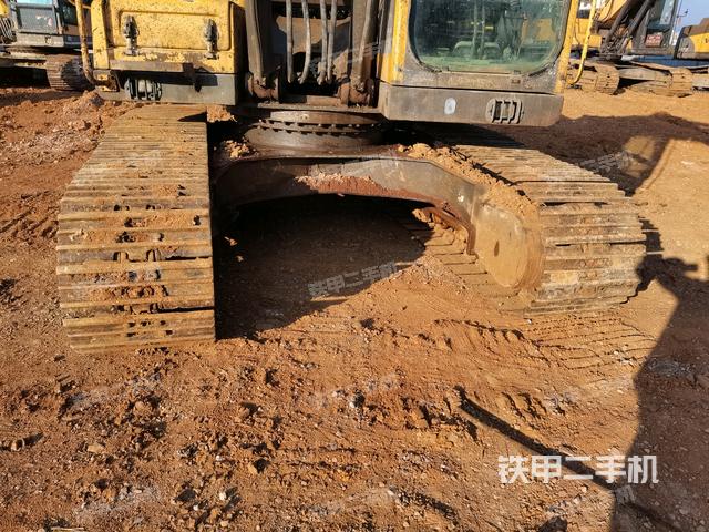 轉(zhuǎn)盤和下車架正前（工作和回轉(zhuǎn)裝置）