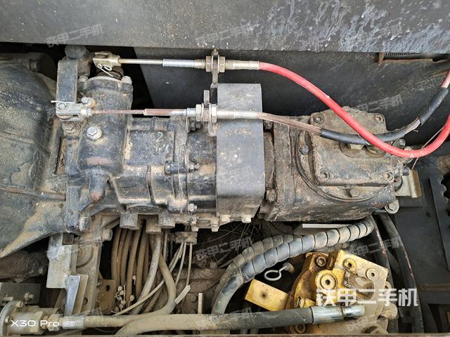 液壓泵艙室正面整體(整機外觀) 液壓泵艙室正面整體(整機外觀)