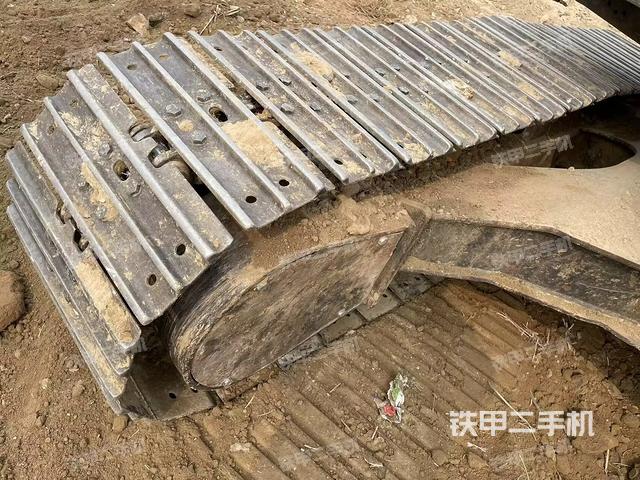 單側(cè)履帶整體(整機(jī)外觀) 單側(cè)履帶整體(整機(jī)外觀)